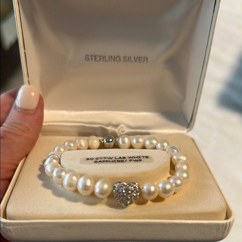 Elegant Pearl and Silver Heart Bracelet